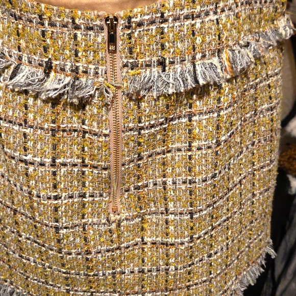 Walter Baker Elegant Tweed Pencil Skirt with Fringe Detail - Picture 4 of 5